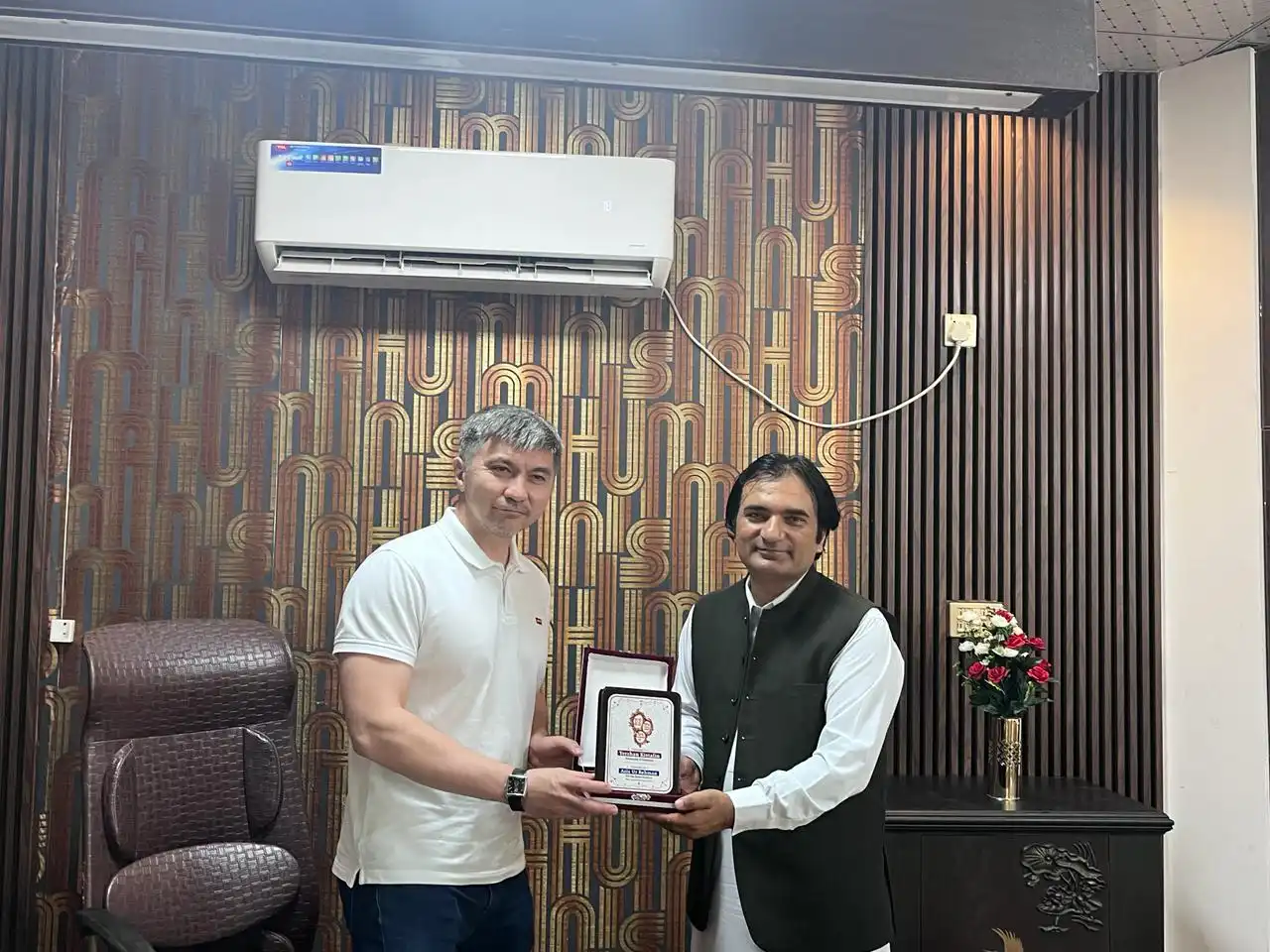 aziz ur rehman ceo haq bahoo furniture in chiniot furniture market presenting shield to ambassador yerzhan astafin kazakhstan